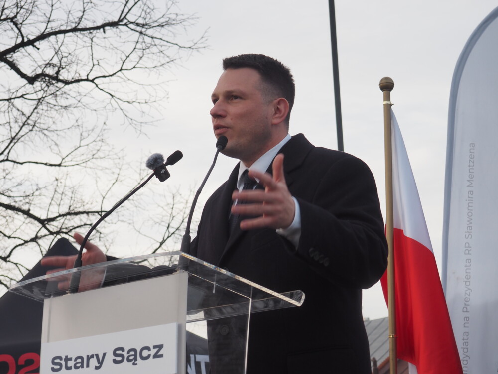 „Na tym świecie pewne są tylko śmierć, podatki i to, że Tusk nas oszuka”. Sławomir Mentzen porwał młodych w Starym Sączu [ZDJĘCIA] 