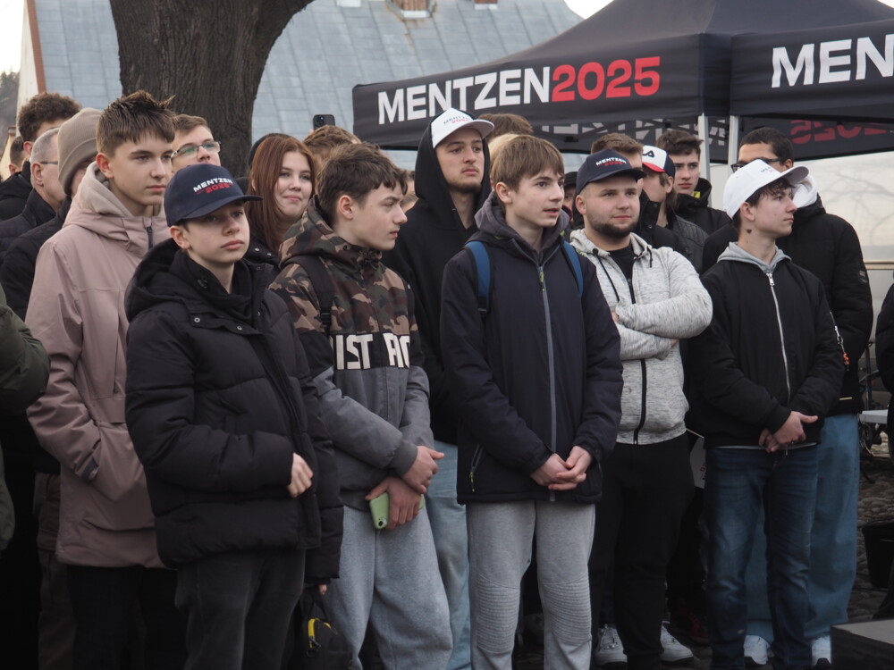 „Na tym świecie pewne są tylko śmierć, podatki i to, że Tusk nas oszuka”. Sławomir Mentzen porwał młodych w Starym Sączu [ZDJĘCIA] 