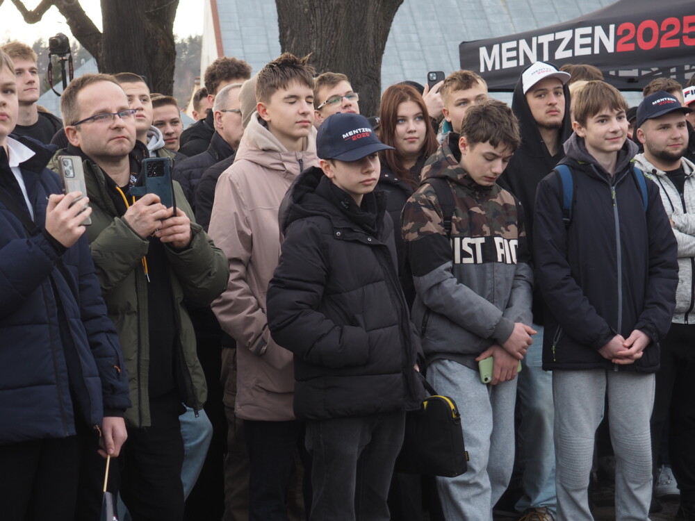 „Na tym świecie pewne są tylko śmierć, podatki i to, że Tusk nas oszuka”. Sławomir Mentzen porwał młodych w Starym Sączu [ZDJĘCIA] 