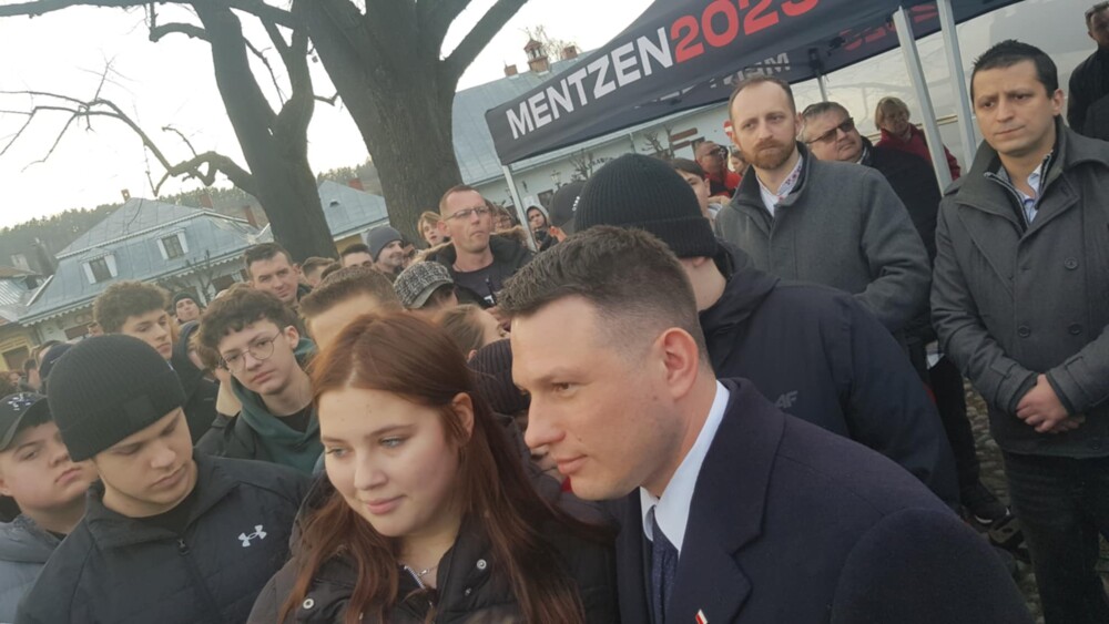 „Na tym świecie pewne są tylko śmierć, podatki i to, że Tusk nas oszuka”. Sławomir Mentzen porwał młodych w Starym Sączu [ZDJĘCIA] 