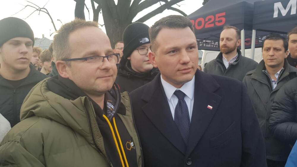 „Na tym świecie pewne są tylko śmierć, podatki i to, że Tusk nas oszuka”. Sławomir Mentzen porwał młodych w Starym Sączu [ZDJĘCIA] 