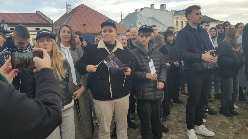 „Na tym świecie pewne są tylko śmierć, podatki i to, że Tusk nas oszuka”. Sławomir Mentzen porwał młodych w Starym Sączu [ZDJĘCIA] 