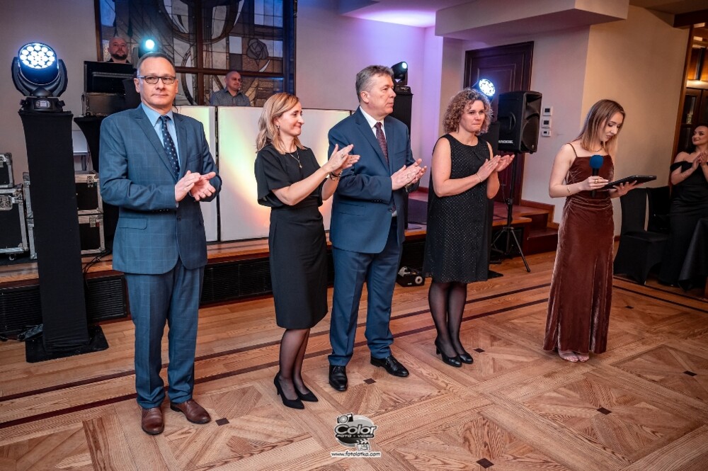 Studniówka 2025! Ale to był bal. Tak bawiły się trzy maturalne klasy I LO w Nowym Sączu [FOTORELACJA]