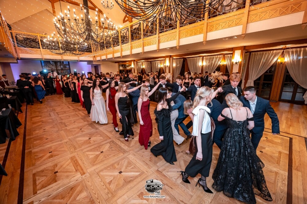 Studniówka 2025! Ale to był bal. Tak bawiły się trzy maturalne klasy I LO w Nowym Sączu [FOTORELACJA]