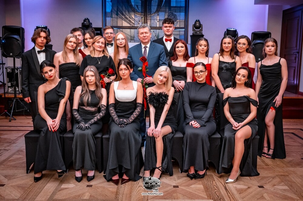 Studniówka 2025! Ale to był bal. Tak bawiły się trzy maturalne klasy I LO w Nowym Sączu [FOTORELACJA]