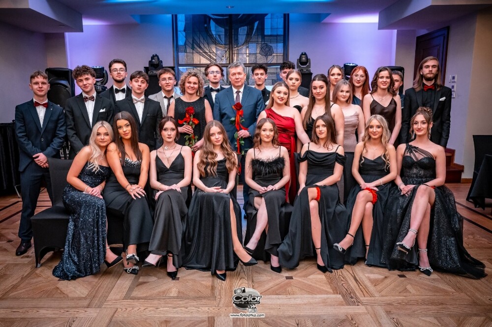 Studniówka 2025! Ale to był bal. Tak bawiły się trzy maturalne klasy I LO w Nowym Sączu [FOTORELACJA]