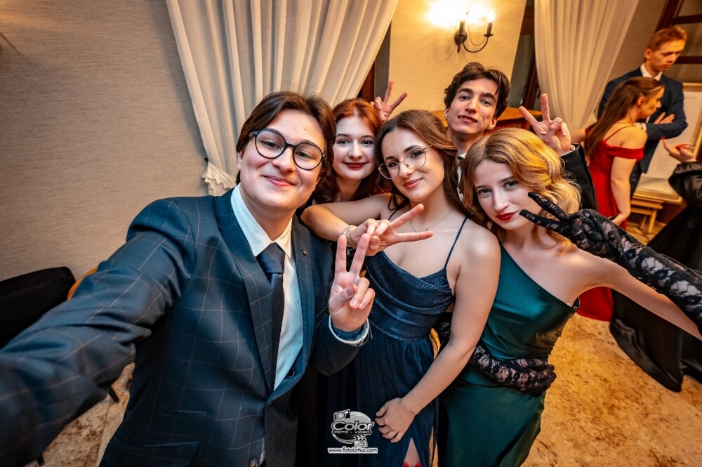 Studniówka 2025! Ale to był bal. Tak bawiły się trzy maturalne klasy I LO w Nowym Sączu [FOTORELACJA]