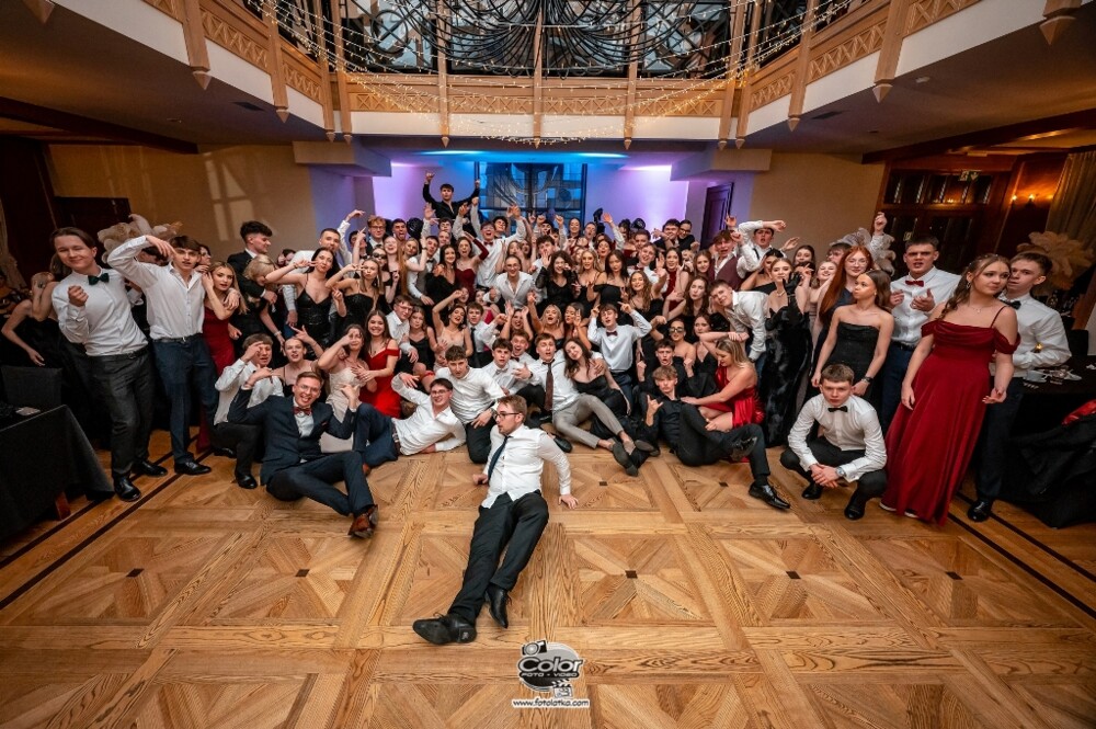 Studniówka 2025! Ale to był bal. Tak bawiły się trzy maturalne klasy I LO w Nowym Sączu [FOTORELACJA]