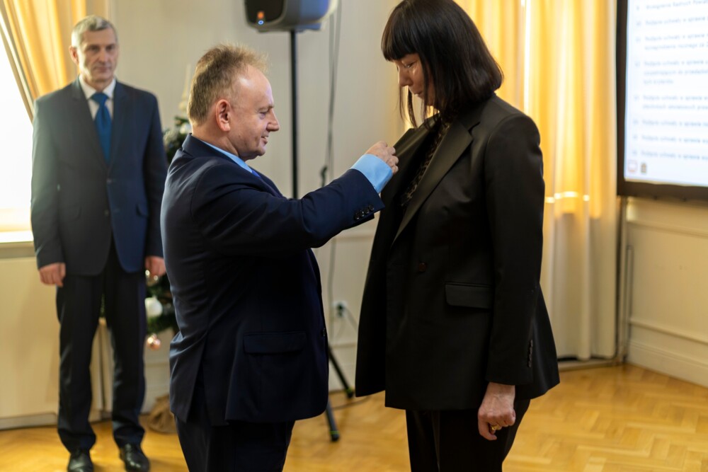 Sesja Rady Miasta Muszyna: prof ASP Barbara Widłak i  Dariusz Szmurło wyróżnieni i nagrodzeni 