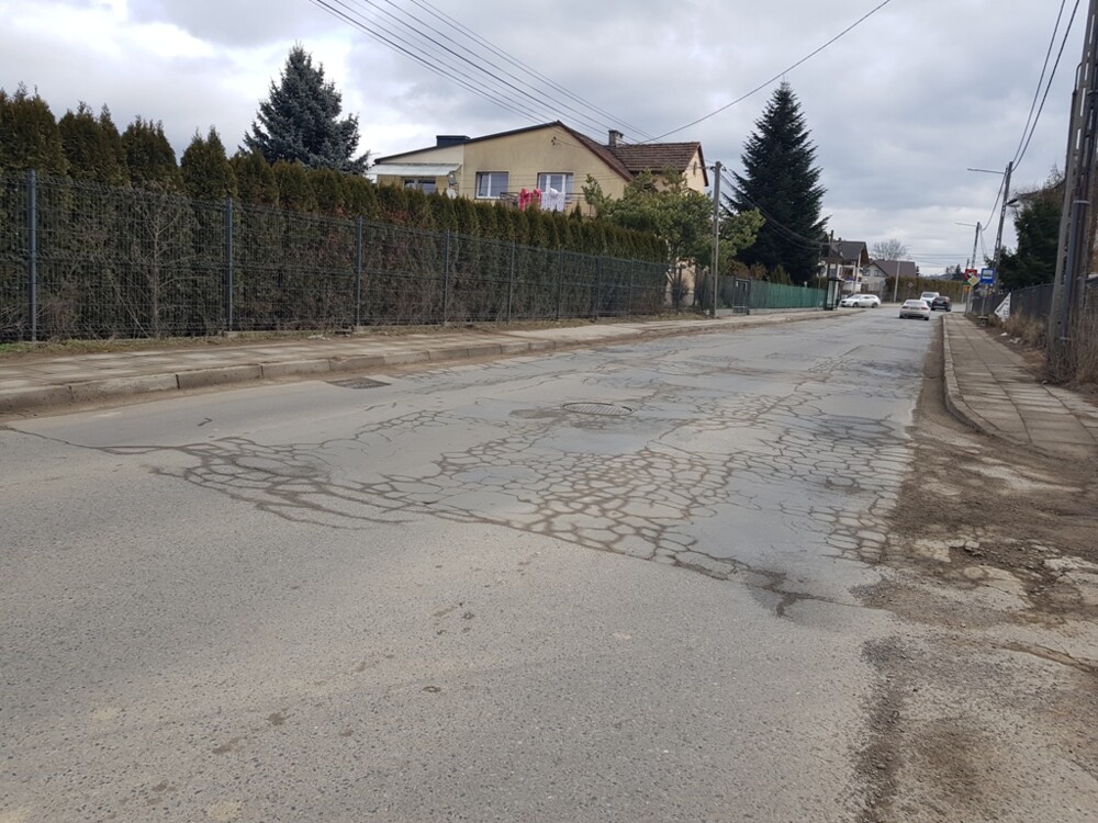 Ta newralgiczna ulica w Nowym Sączu wręcz krzyczy o remont. Zmiana już wkrótce [ZDJĘCIA]