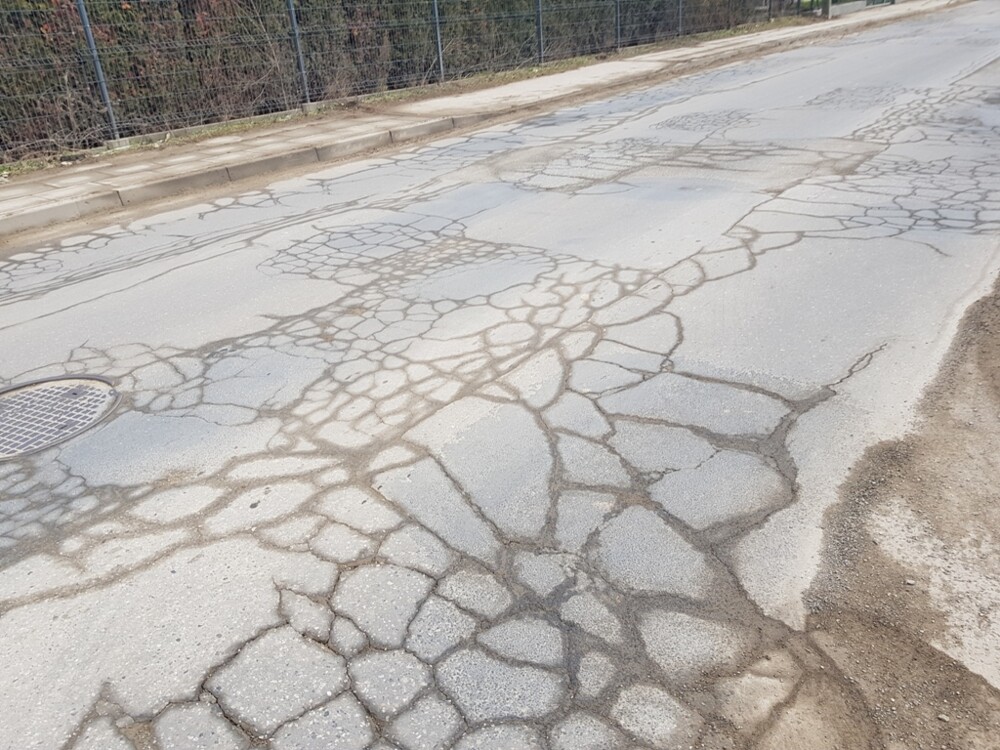 Ta newralgiczna ulica w Nowym Sączu wręcz krzyczy o remont. Zmiana już wkrótce [ZDJĘCIA]