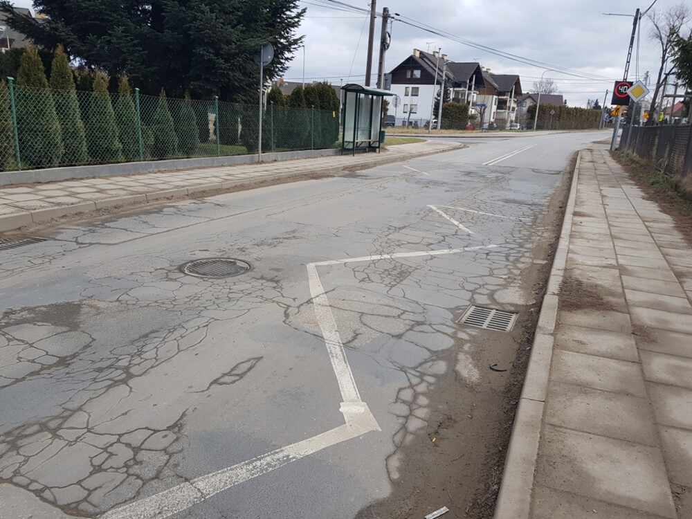 Ta newralgiczna ulica w Nowym Sączu wręcz krzyczy o remont. Zmiana już wkrótce [ZDJĘCIA]