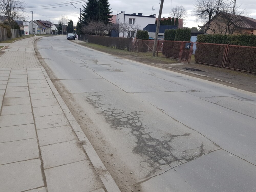 Ta newralgiczna ulica w Nowym Sączu wręcz krzyczy o remont. Zmiana już wkrótce [ZDJĘCIA]