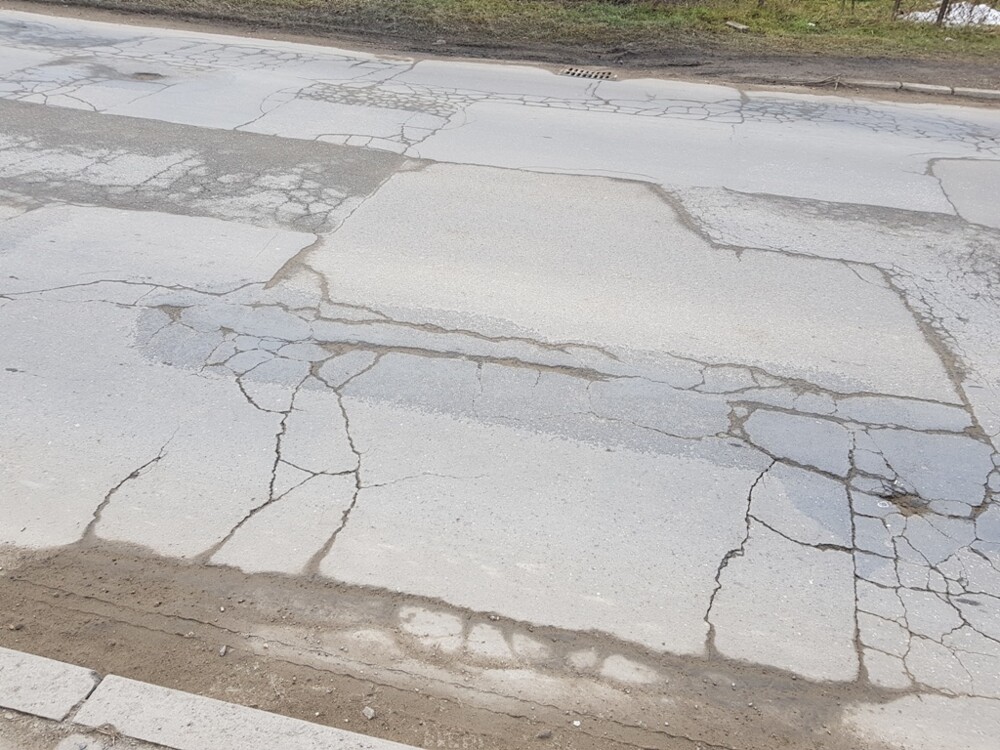 Ta newralgiczna ulica w Nowym Sączu wręcz krzyczy o remont. Zmiana już wkrótce [ZDJĘCIA]