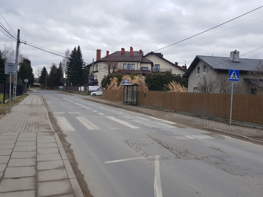 Ta newralgiczna ulica w Nowym Sączu wręcz krzyczy o remont. Zmiana już wkrótce [ZDJĘCIA]