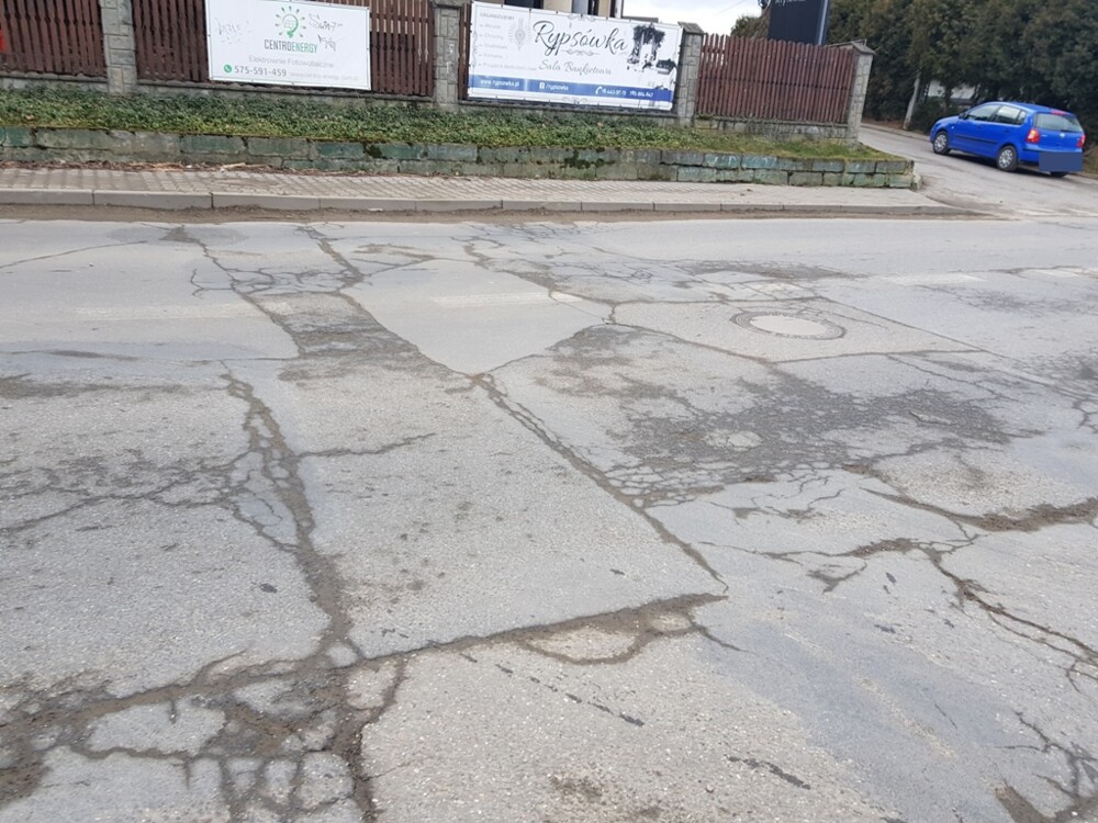 Ta newralgiczna ulica w Nowym Sączu wręcz krzyczy o remont. Zmiana już wkrótce [ZDJĘCIA]
