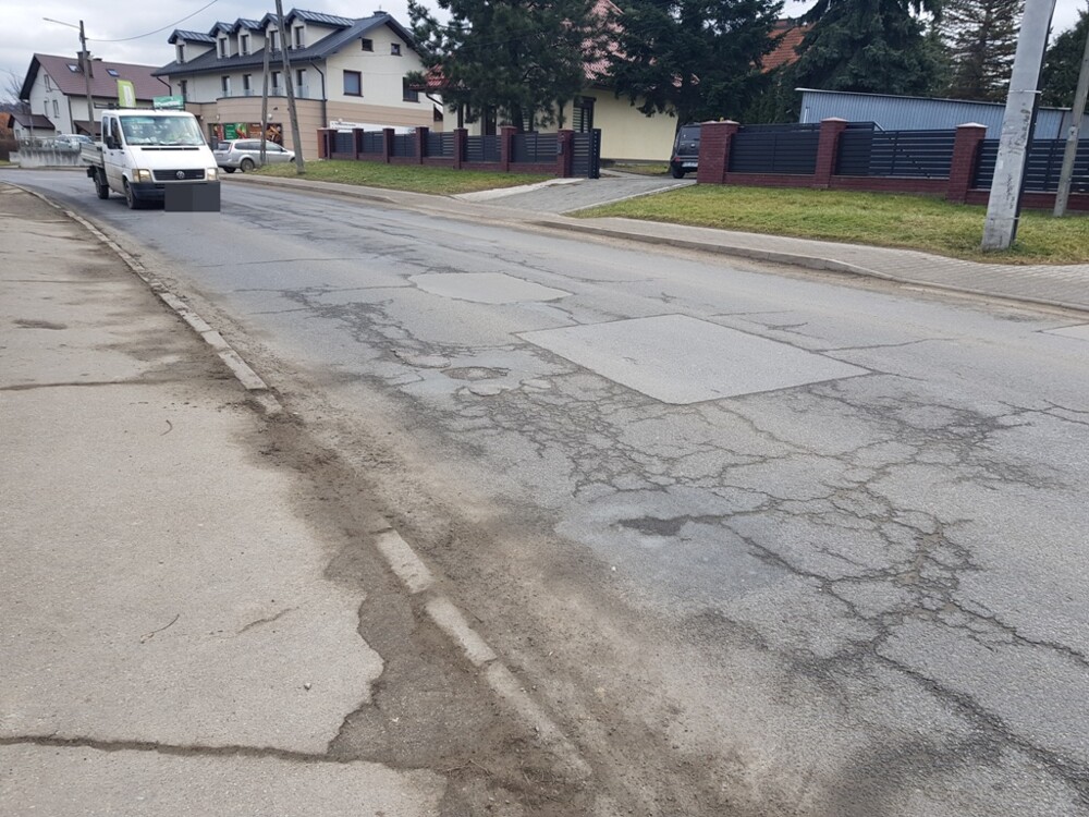 Ta newralgiczna ulica w Nowym Sączu wręcz krzyczy o remont. Zmiana już wkrótce [ZDJĘCIA]