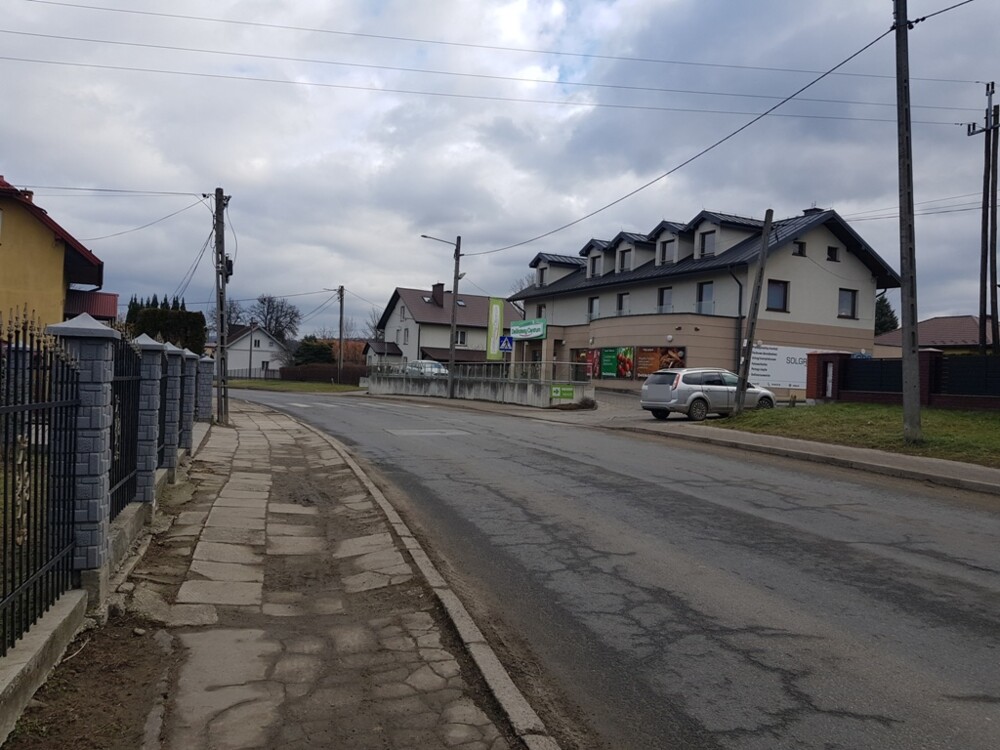 Ta newralgiczna ulica w Nowym Sączu wręcz krzyczy o remont. Zmiana już wkrótce [ZDJĘCIA]