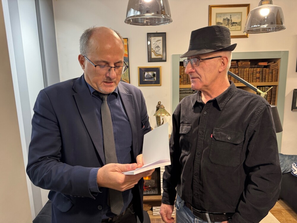 Jeszcze przed promocją, a najnowsze wiersze „Juhasa w dżinsach” czytają już w odległym kraju