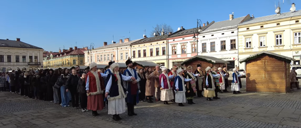 Nowosądeccy maturzyści zatańczyli największego poloneza na płycie rynku [ZDJĘCIA]