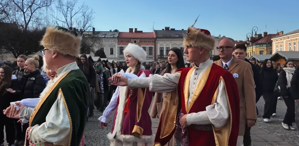 Nowosądeccy maturzyści zatańczyli największego poloneza na płycie rynku [ZDJĘCIA]