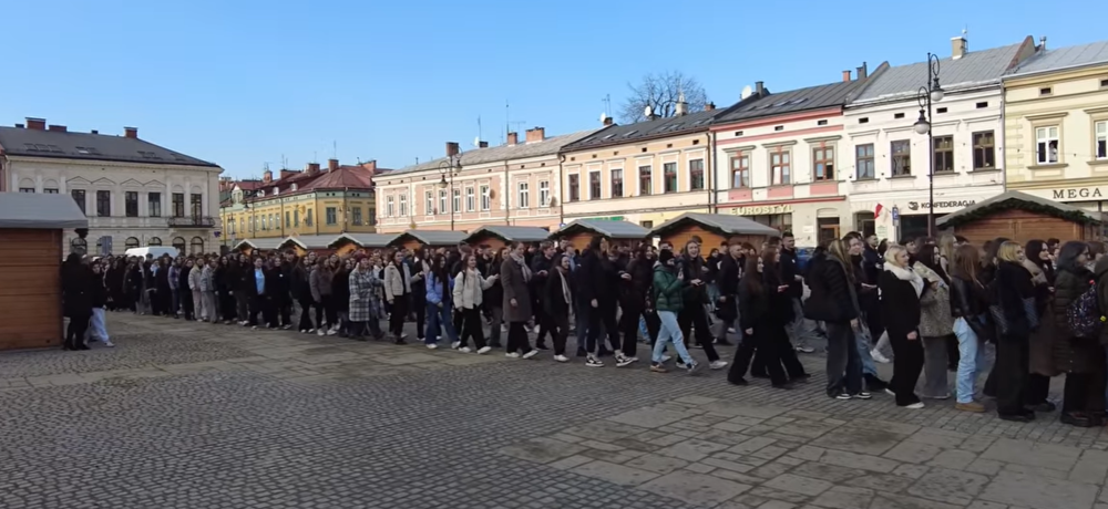 Nowosądeccy maturzyści zatańczyli największego poloneza na płycie rynku [ZDJĘCIA]