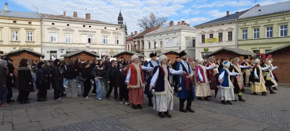 Nowosądeccy maturzyści zatańczyli największego poloneza na płycie rynku [ZDJĘCIA]