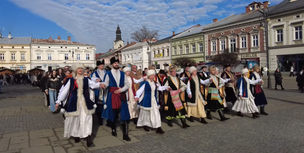 Nowosądeccy maturzyści zatańczyli największego poloneza na płycie rynku [ZDJĘCIA]