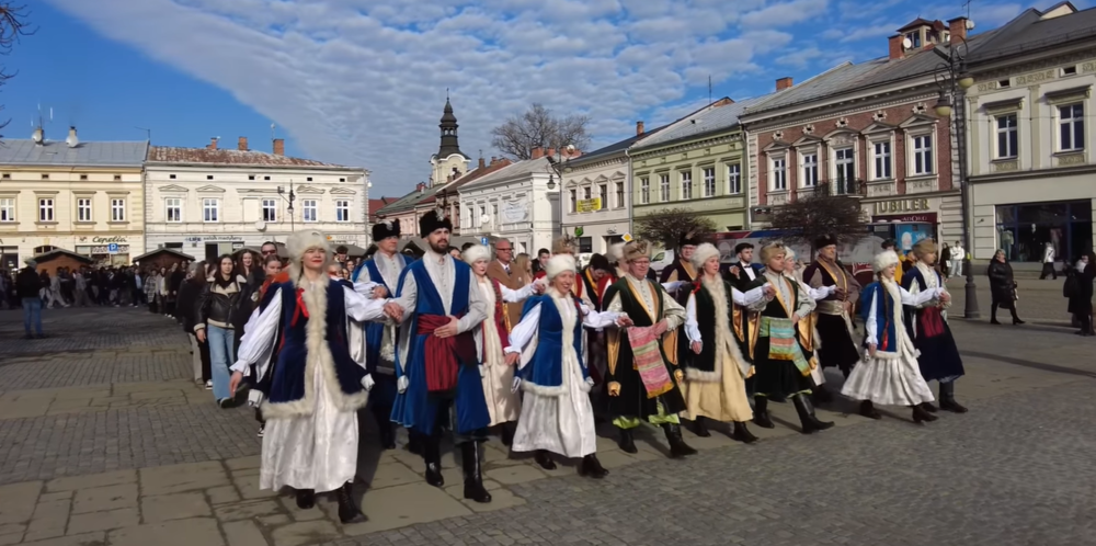 Nowosądeccy maturzyści zatańczyli największego poloneza na płycie rynku [ZDJĘCIA]