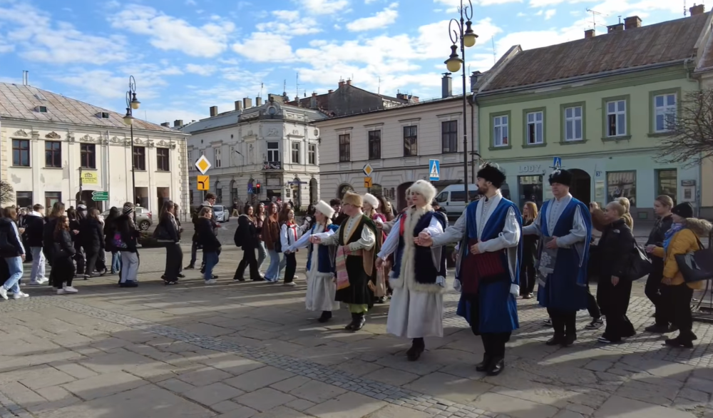 Nowosądeccy maturzyści zatańczyli największego poloneza na płycie rynku [ZDJĘCIA]