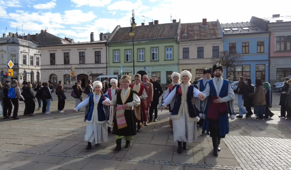 Nowosądeccy maturzyści zatańczyli największego poloneza na płycie rynku [ZDJĘCIA]