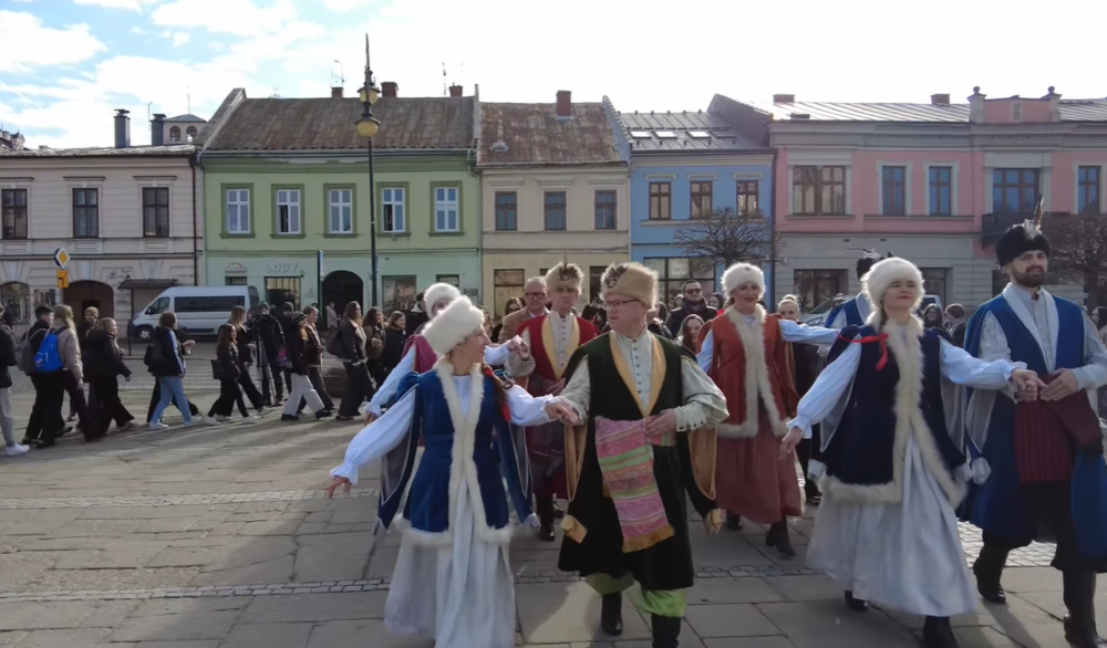 Nowosądeccy maturzyści zatańczyli największego poloneza na płycie rynku [ZDJĘCIA]