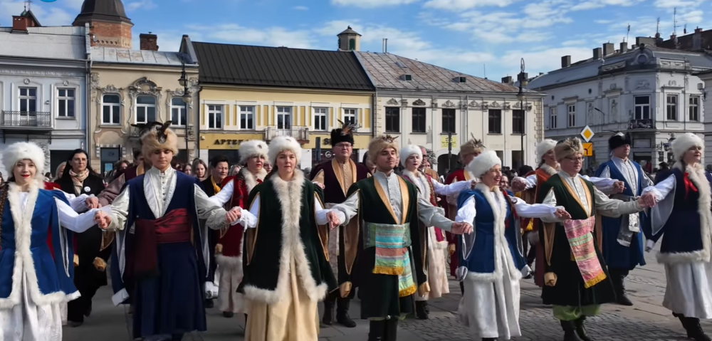 Nowosądeccy maturzyści zatańczyli największego poloneza na płycie rynku [ZDJĘCIA]
