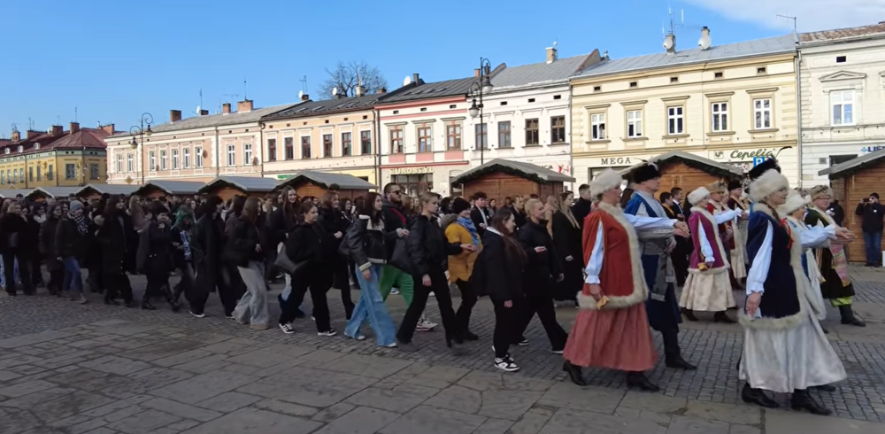 Nowosądeccy maturzyści zatańczyli największego poloneza na płycie rynku [ZDJĘCIA]