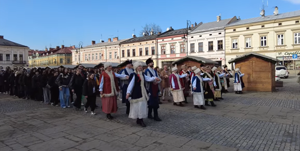 Nowosądeccy maturzyści zatańczyli największego poloneza na płycie rynku [ZDJĘCIA]