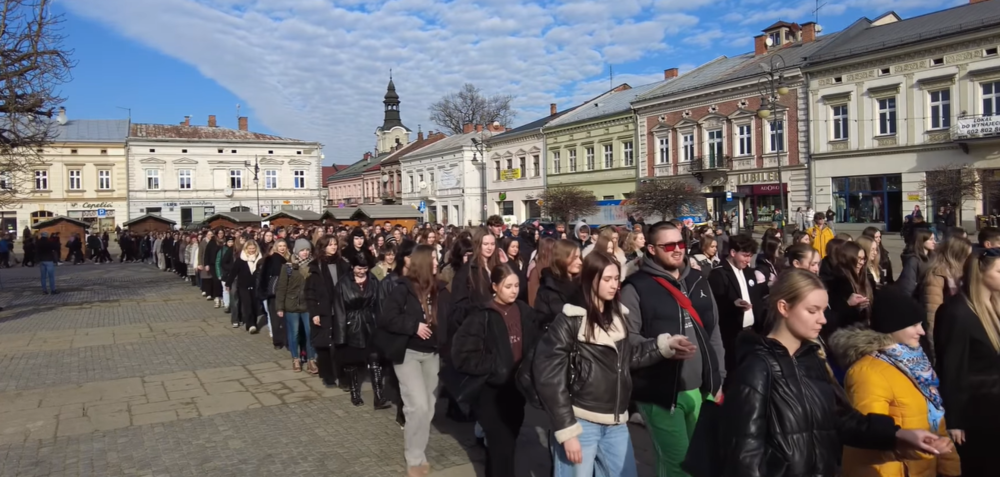 Nowosądeccy maturzyści zatańczyli największego poloneza na płycie rynku [ZDJĘCIA]