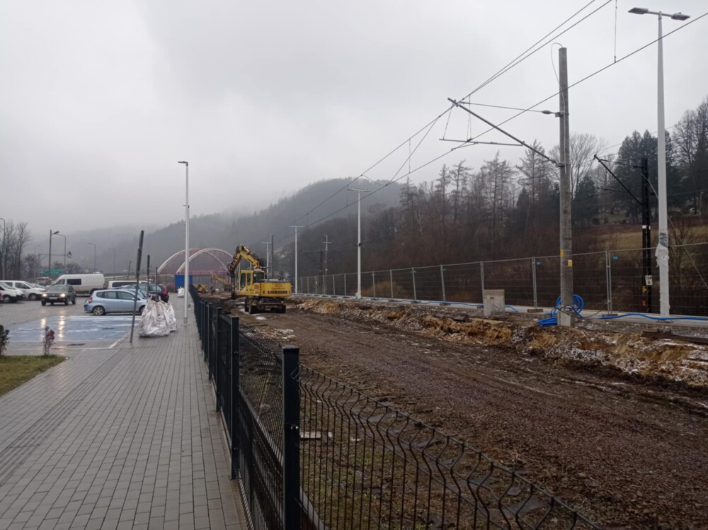 Rytro: trwa przebudowa peronów, rośnie funkcjonalne centrum
