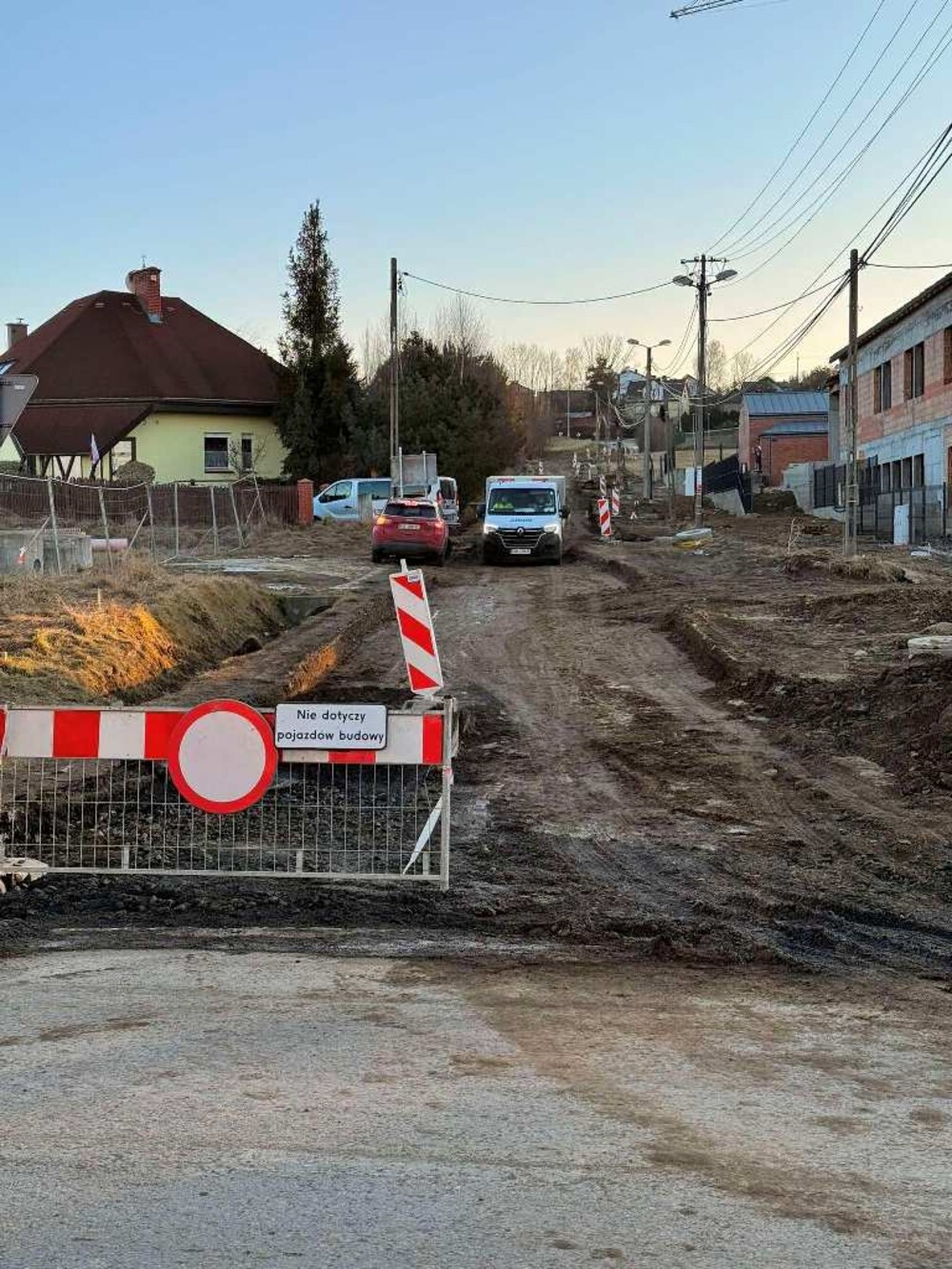 Na osiedlu Poręba Mała w Nowym Sączu postępują prace. Szykuje się przebudowa niesymetrycznego skrzyżowania [ZDJĘCIA]