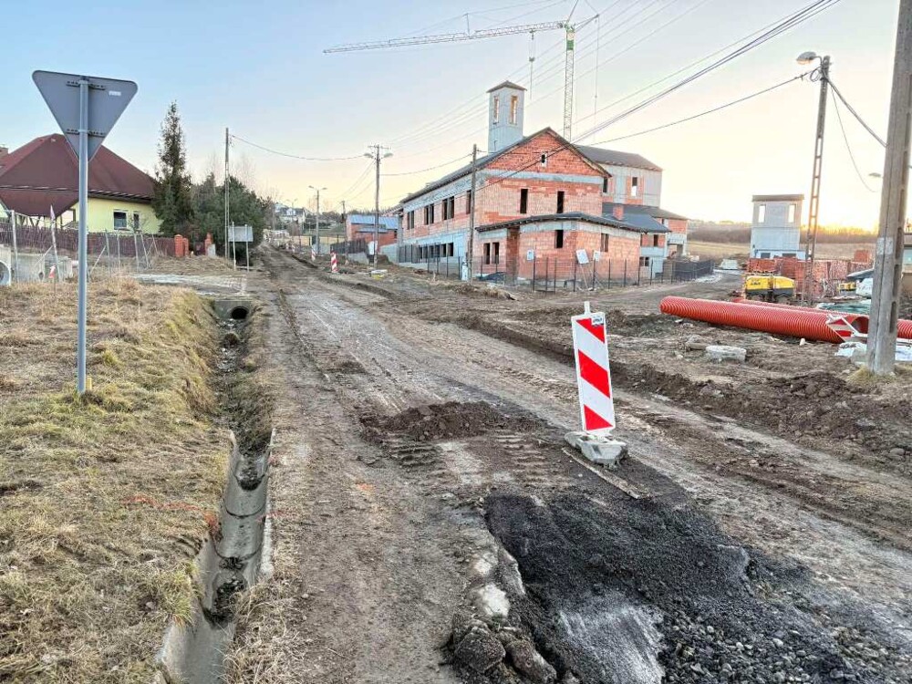Na osiedlu Poręba Mała w Nowym Sączu postępują prace. Szykuje się przebudowa niesymetrycznego skrzyżowania [ZDJĘCIA]