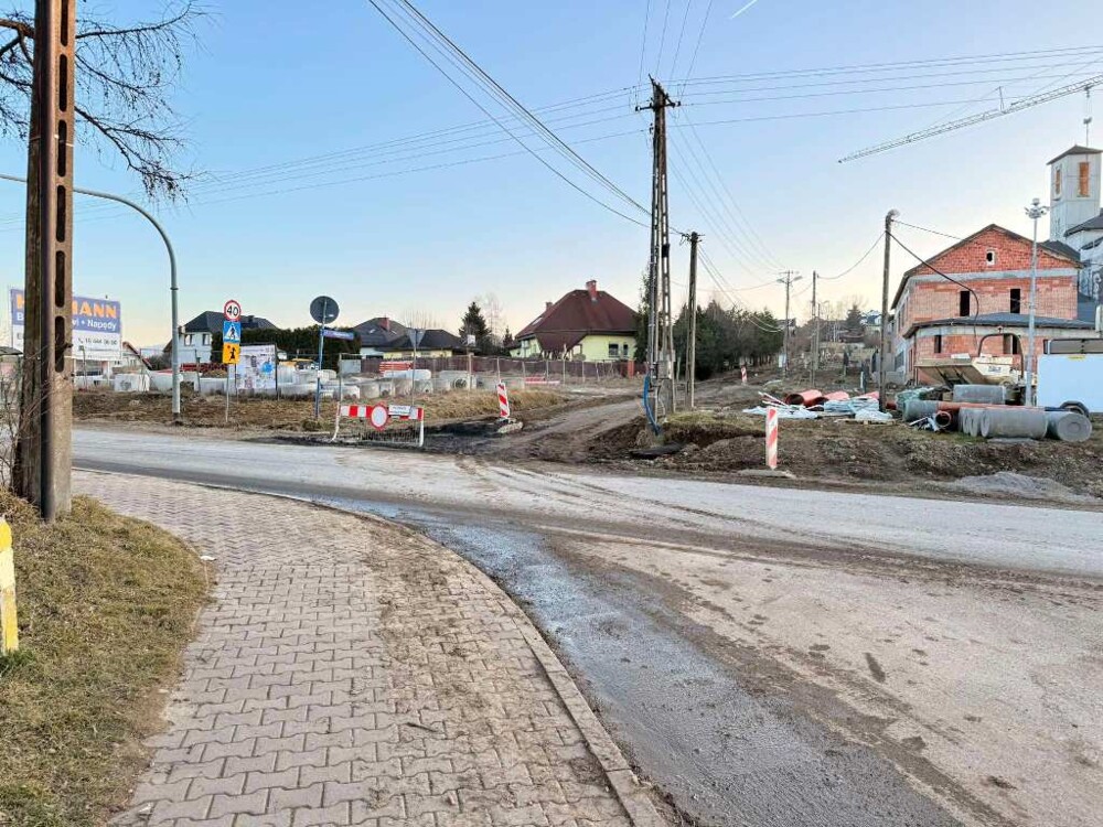 Na osiedlu Poręba Mała w Nowym Sączu postępują prace. Szykuje się przebudowa niesymetrycznego skrzyżowania [ZDJĘCIA]