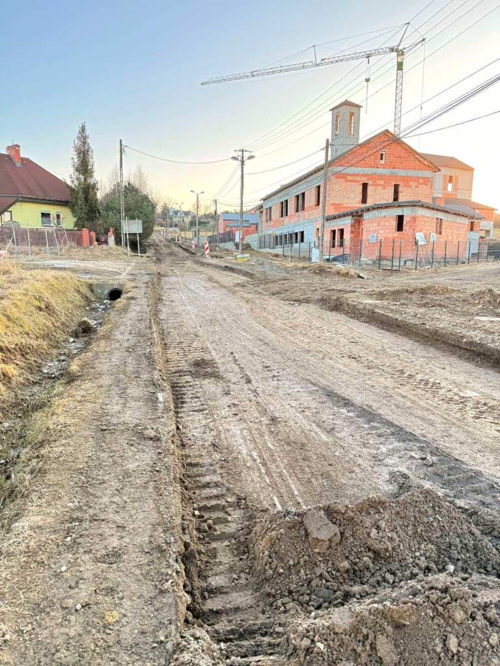 Na osiedlu Poręba Mała w Nowym Sączu postępują prace. Szykuje się przebudowa niesymetrycznego skrzyżowania [ZDJĘCIA]