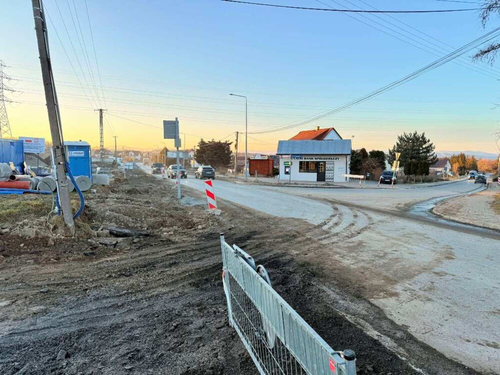 Na osiedlu Poręba Mała w Nowym Sączu postępują prace. Szykuje się przebudowa niesymetrycznego skrzyżowania [ZDJĘCIA]
