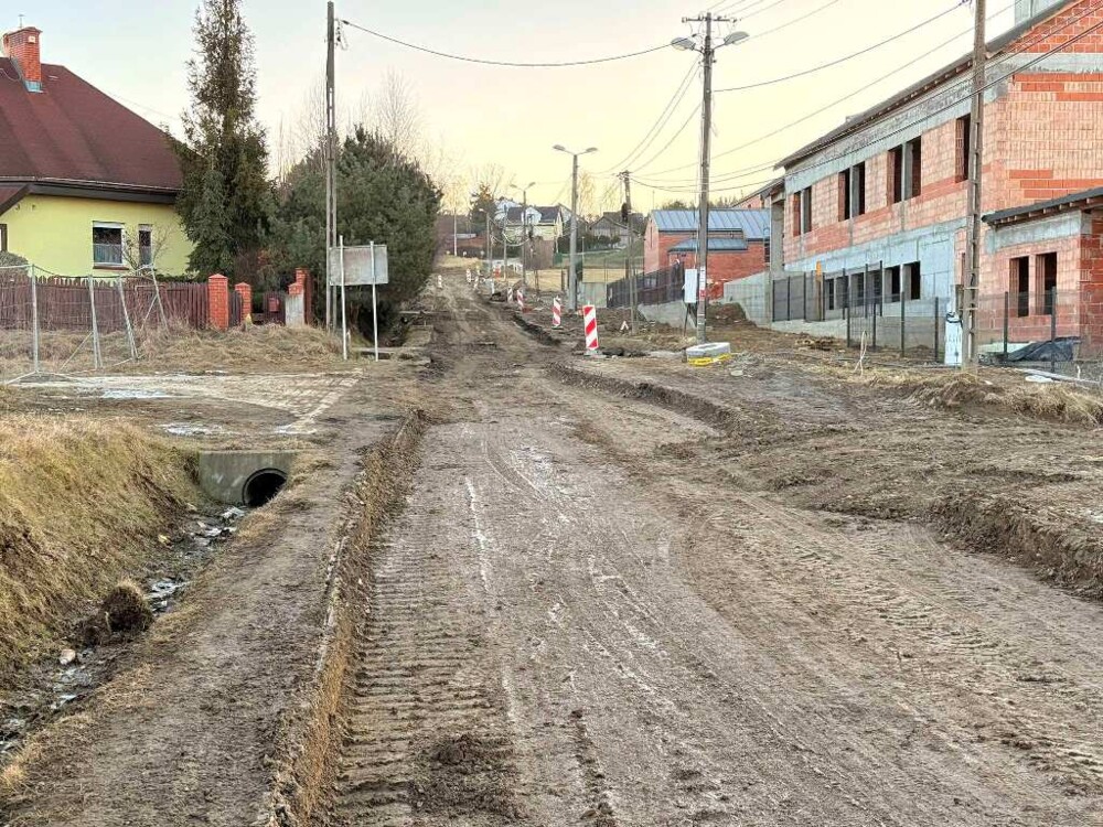 Na osiedlu Poręba Mała w Nowym Sączu postępują prace. Szykuje się przebudowa niesymetrycznego skrzyżowania [ZDJĘCIA]