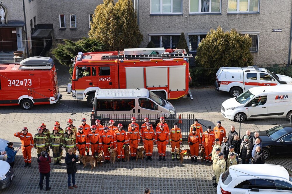 Strażacy w wyjątkowy sposób pożegnali st. bryg. Bogdana Gumulaka. Po 37 latach przeszedł na emeryturę [ZDJĘCIA] 