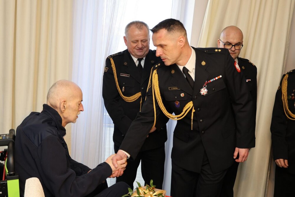 Strażacy w wyjątkowy sposób pożegnali st. bryg. Bogdana Gumulaka. Po 37 latach przeszedł na emeryturę [ZDJĘCIA] 