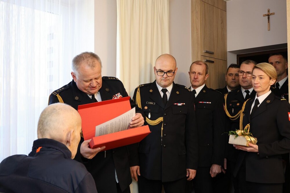Strażacy w wyjątkowy sposób pożegnali st. bryg. Bogdana Gumulaka. Po 37 latach przeszedł na emeryturę [ZDJĘCIA] 