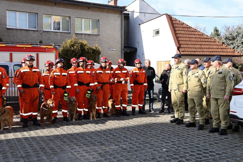 Strażacy w wyjątkowy sposób pożegnali st. bryg. Bogdana Gumulaka. Po 37 latach przeszedł na emeryturę [ZDJĘCIA] 