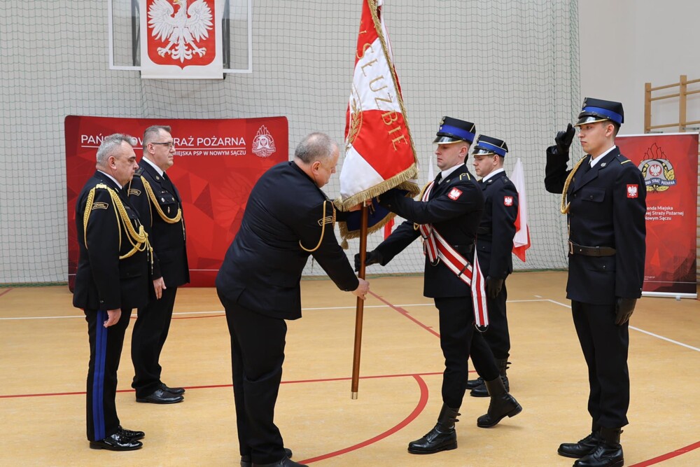 Duże zmiany w sądeckiej straży. Komendant Paweł Motyka przeszedł na emeryturę [ZDJĘCIA]