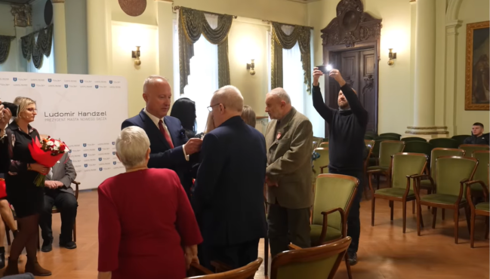 Oni mają receptę na długoletnie pożycie małżeńskie. Dziewięć par świętowało w ratuszu Złote Gody [ZDJĘCIA]