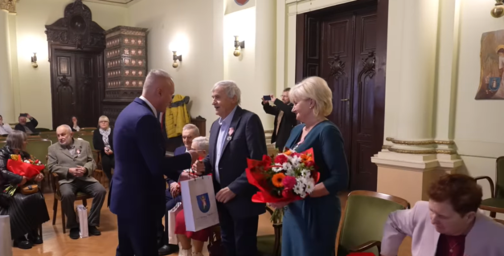 Oni mają receptę na długoletnie pożycie małżeńskie. Dziewięć par świętowało w ratuszu Złote Gody [ZDJĘCIA]